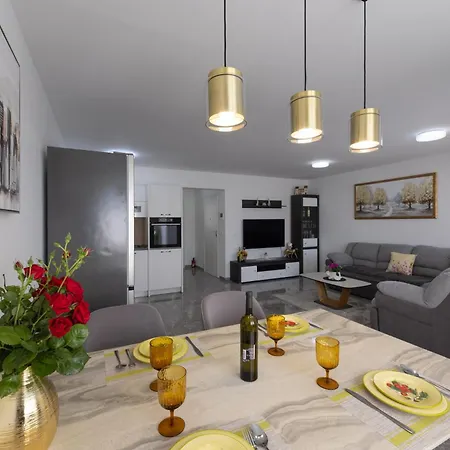 Shine Apartment Kastela